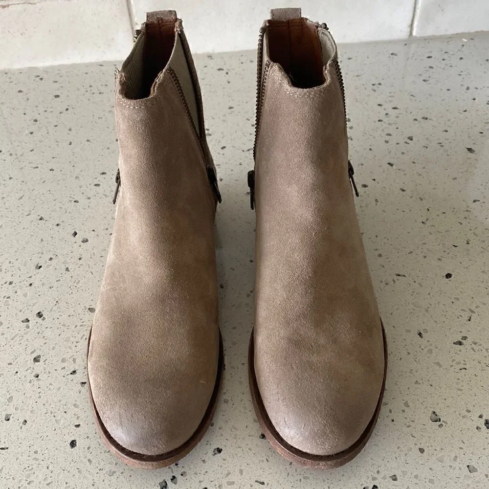 FRYE Carly Zip Chelsea Ash Tan Suede Leather Ankle Boots Women’s Size 6.5